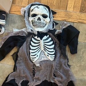 Chilling Skeleton Kids Costume, Black and White.Has rope to tie size 7 runs big